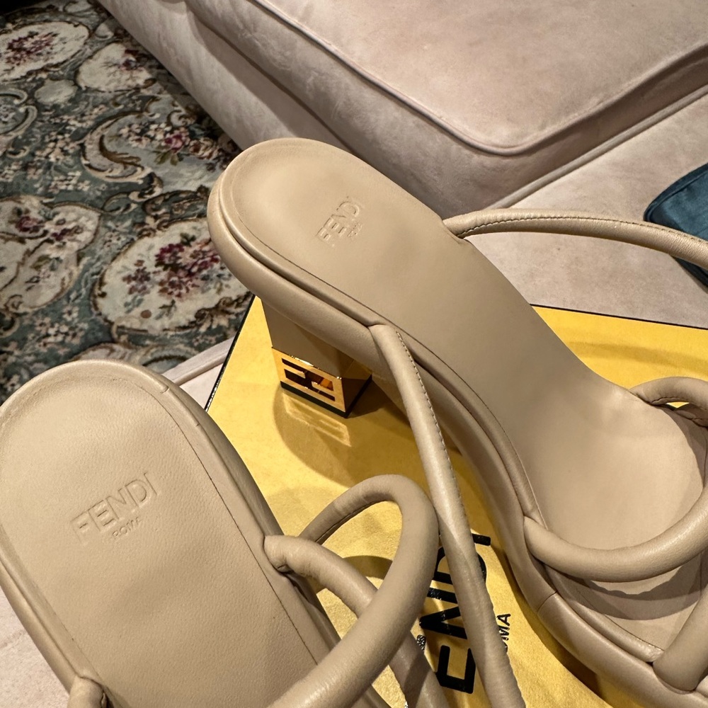 Fendi Baguette Leather sandals in Size 8.5/38.5 brand new